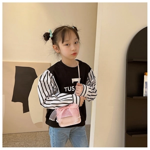 Close-up of pink glitter crossbody bag for girls with tulle bow and pearl details