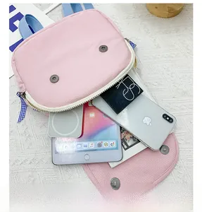 Vista interna della capacità del mini zaino in velluto a coste rosa per bimbe