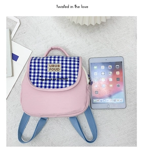 Vista piatta dello zaino rosa per bambini con patta a scacchi blu e tablet per riferimento taglia