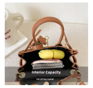 Capacité interne du mini sac en cuir grainé marron avec détails dorés et étoile