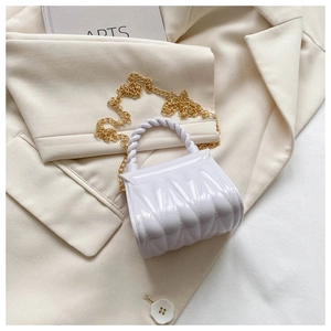Details der weißen glänzenden Mini-Herz-Gelee-Tasche mit Steppung und goldener Kette