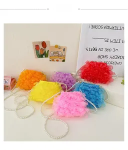 Draufsicht auf bunte plissierte Netztaschen für Mädchen mit eleganten Perlenketten
