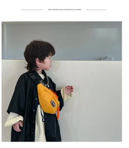 Détail du sac de poitrine en toile jaune pour enfants avec badge SPORT et zip orange vif