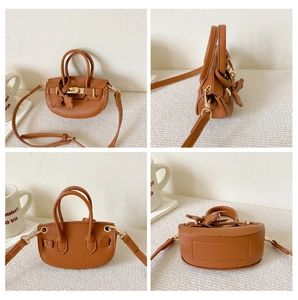 Vues détaillées du mini sac à bandoulière marron en cuir grainé avec fermoir rotatif