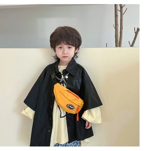 Détail du sac de poitrine enfant jaune avec écusson SPORT et tirette de zip orange vive