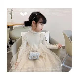 Kleine Tweed-Umhängetasche mit Kettenriemen am Kindermodel in Lifestyle-Umgebung