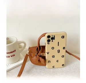 Mini sac marron texture litchi à côté d'un smartphone pour comparer la taille