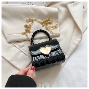 Gesteppte schwarze Lackledertasche mit goldenem Herzschloss und verknotetem Griff