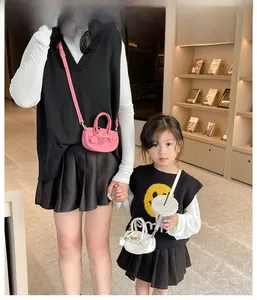 Mini sac bandoulière en cuir PU pour mère et enfant présenté en situation réelle