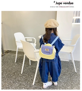 Dettaglio dello zaino bimbi giallo con patta a quadretti blu e spallacci azzurri