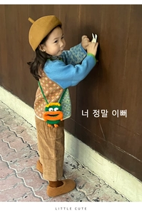 Détail du sac bandoulière monstre en crochet vert avec grande bouche orange pour enfants