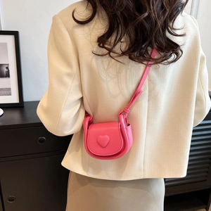 Sacoche selle rose en forme de cœur pour femme avec bandoulière réglable en cuir