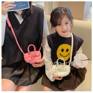 Détail de mini sacs bandoulière en simili cuir rose et crème avec boucles en métal