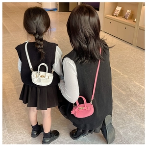 Vue arrière de mère et enfant portant des mini sacs à bandoulière blancs et roses