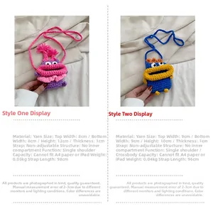 Détail de mini sacs en bandoulière tricotés main avec motifs de bouche rigolos