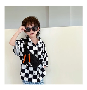 Détail du sac de poitrine noir pour enfants avec zips orange et logo sport distinctif