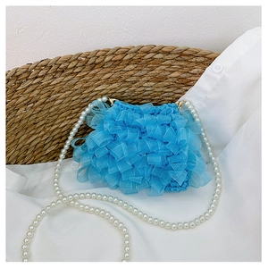 Detailansicht der blauen Organza-Rüschentasche mit elegantem weißen Perlenriemen
