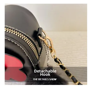 Détail du crochet amovible et de la chaîne dorée sur le sac fleur pour filles