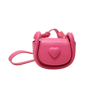 Sac bandoulière rose en cuir mat avec détail cœur et bandoulière réglable