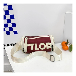 Détail du sac polochon rouge pour enfants avec lettres TLOP et bandoulière large