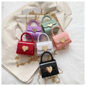 Flache Ansicht von Mini-Herz-Gelee-Taschen in Rot, Violett, Mint, Rosa, Weiß und Schwarz
