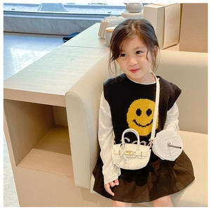 Détail du mini sac blanc pour enfant en similicuir avec breloque étoile et fermoir doré