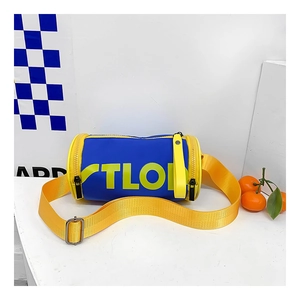 Détail du sac cylindre en nylon bleu et jaune avec large bandoulière réglable