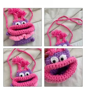 Détails du sac monstre au crochet fait main avec de grands yeux et une bandoulière rose