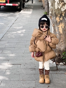Bébé en doudoune marron surdimensionnée avec grand revers et look mode de rue