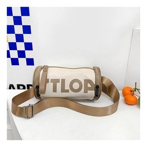 Détail du sac bandoulière beige pour enfant avec imprimé TLOP et bandoulière marron réglable