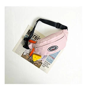 Détail du sac bandoulière enfant rose avec logo Sport Fashion et zip orange vif