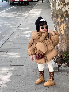Détail de la doudoune d'hiver kaki pour enfant avec gros nœud et taille à cordon