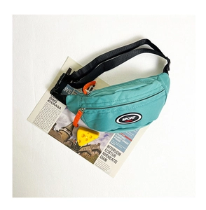 Détail du sac bandoulière enfant en toile sarcelle avec sangle ajustable et badge sport
