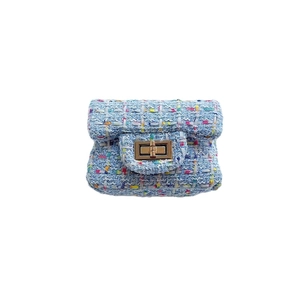 Mini-Umhängetasche aus blauem Tweed für Kinder mit goldenem Drehverschluss und Textur