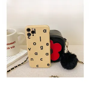 Comparaison de taille d'un sac à bandoulière noir pour fille avec un étui de téléphone