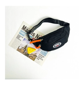 Détail du sac de poitrine en toile avec zips orange et logo sport pour enfants