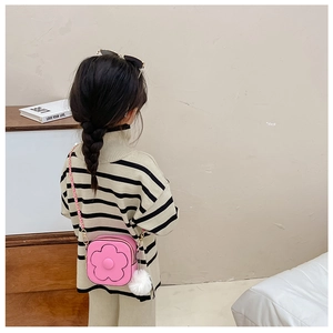 Détail du sac bandoulière rose à fleurs pour filles avec chaîne et pompon blanc décoratif