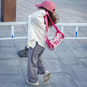 Sac bandoulière rose pour enfants style oreiller avec tenue de mode urbaine décontractée
