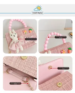 Détails du sac pour enfant en tweed rose avec poignée en perles et fermoir magnétique