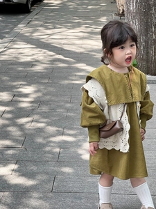 Détail d'un mini sac bandoulière en cuir marron assorti à une robe rétro jaune moutarde