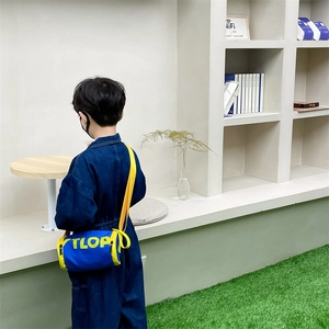 Sac bandoulière cylindrique bleu pour enfants avec sangles jaunes et imprimé TLOP