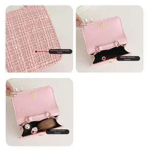 Détails de la texture tweed rose et capacité intérieure pour petits accessoires
