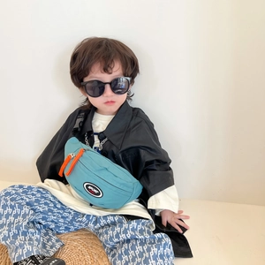 Sac de poitrine pour enfant en toile bleu clair avec fermeture éclair orange vif