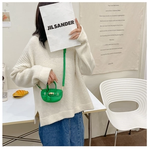 Détail du mini sac bandoulière en PU vert citron avec breloque étoile et fermoir en métal
