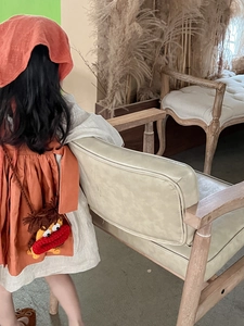 Détail du petit sac en tricot pour enfants avec personnage de dessin animé vintage