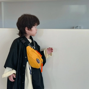 Sac de poitrine pour enfants en toile jaune vif avec écusson SPORT et sangle