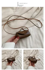 Détail du mini sac à bandoulière en cuir marron avec un bouton pression métallique