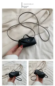 Mini sac à bandoulière noir en simili cuir avec boucle dorée et poignée supérieure