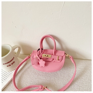 Détails du mini sac bandoulière rose en similicuir avec breloques étoiles et fermoir doré