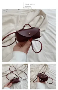 Vue détaillée du mini sac bandoulière bordeaux en cuir PU avec rivets dorés et lanière
